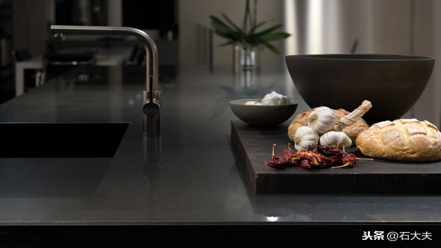 深色石材發(fā)白怎么做養(yǎng)護(hù)？深色石材養(yǎng)護(hù)解決方案